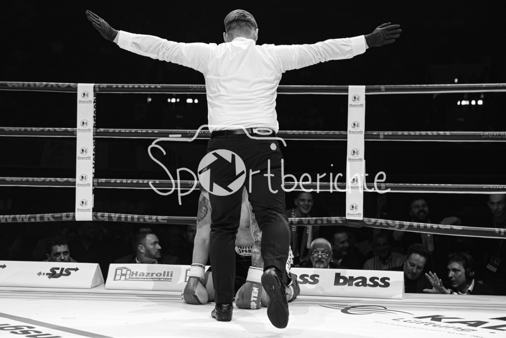 Profi - Box - Gala / Main Event | Ringrichter Alexander PLUMANNS beendet desn Kampf zwischen James KRAFT und Valclav TOJACEK