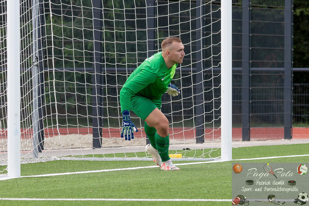Testspiel: Spvgg. 03 Fechenheim - Türk Gücü Friedberg, 13.07.2024 | Armin Buchholz (Spvgg. 03 Fechenheim #32) hat den Ball im Blick, Spvgg. 03 Fechenheim - Türk Gücü Friedberg, Frankfurt am Main, Sportanlage Birsteiner Straße, 13.7.2024 - Realisiert mit Pictrs.com