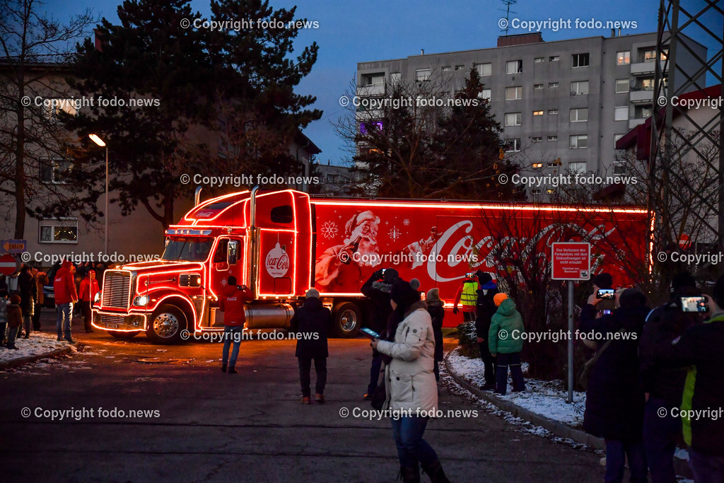 Coca Cola Weihnachtstruck in Linz_ 13.12.2022-9 | 13.12.2022, Linz, AUT, Maxi Markt Linz, im Bild Coca Cola Weihnachtstruck in Linz 2022