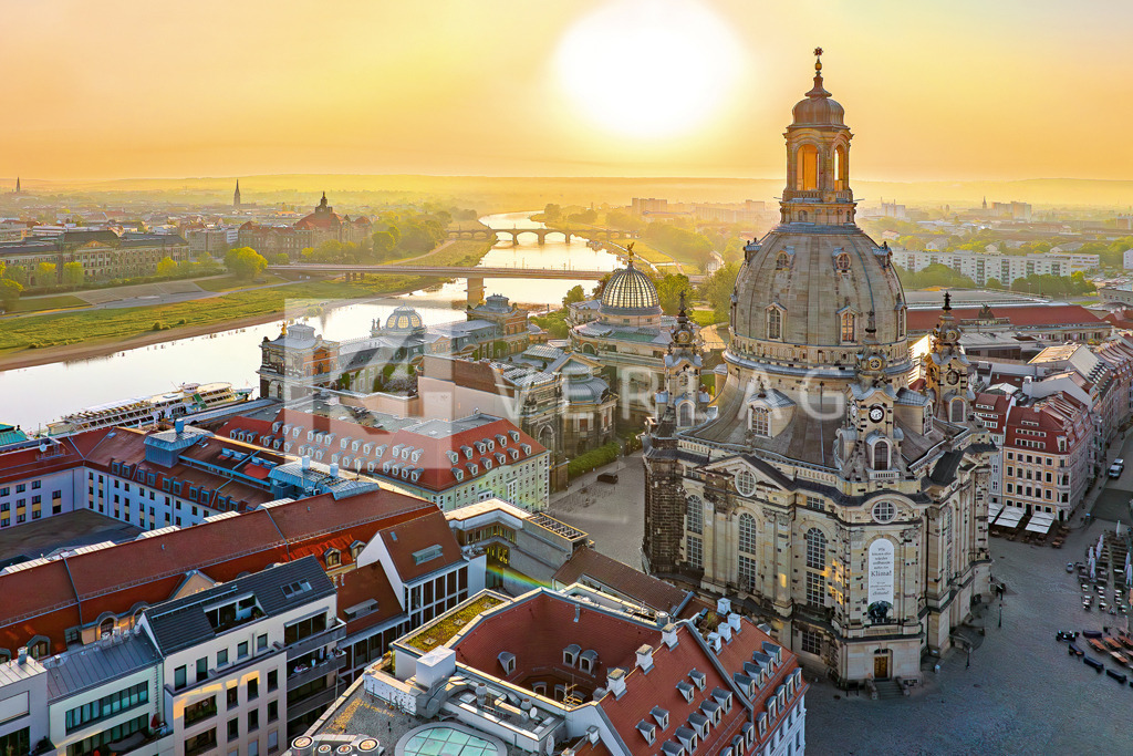 Frauenkirche-Neumarkt-Luftbild-DJI_0106 | Blick auf die Frauenkirche und den Neumarkt in Dresden im Sonnenaufgang - Realisiert mit Pictrs.com