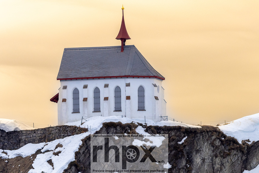 Die Klimsenkapelle am Pilatus | Stille. Glaube. Gipfel.
Hoch oben am Grat des Pilatus trotzt die kleine Kapelle den Elementen und bietet einen Ort der inneren Einkehr. Das Zusammenspiel aus weisser Architektur und der rauen Berglandschaft schafft eine zeitlose Kulisse über den Wolken.
Wähle unter "Produktauswahl" dein Wunschformat: Vom klassischen Wandbild über Puzzle &amp; Tassen bis zum digitalen Download (z.B. als Handy-Hintergrund).
 - Realisiert mit Pictrs.com
