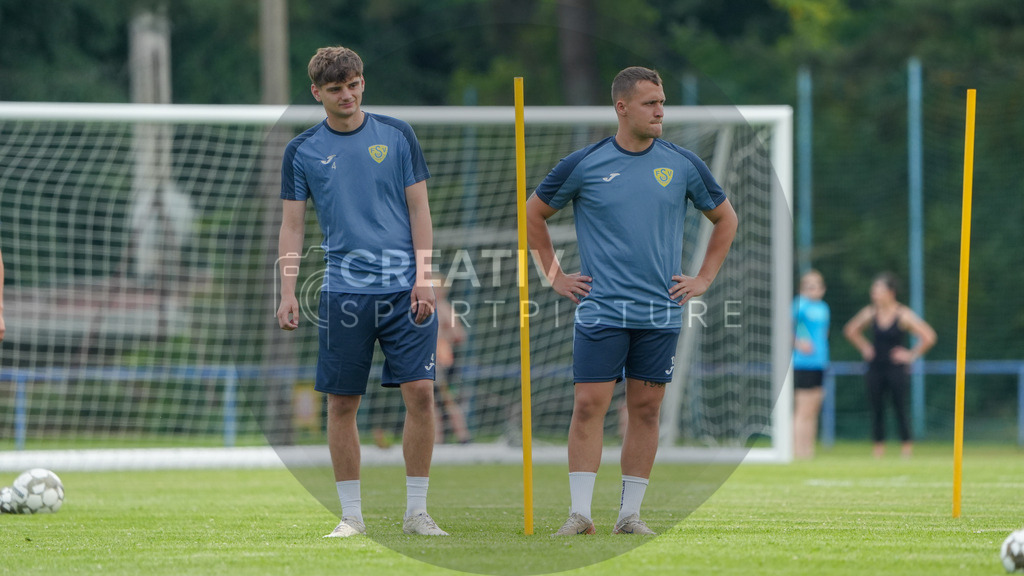 Fußball, Herren, Saison 2025/2026, Regionalliga Nordost, Trainingsauftakt des FSV 63 Luckenwalde am 18.06.2025 im Werner-Seelenbinder-Stadion, | Fußball, Herren, Saison 2025/2026, Regionalliga Nordost, Trainingsauftakt des FSV 63 Luckenwalde am 18.06.2025 im Werner-Seelenbinder-Stadion, Im Bild: Ole Schiebold (l.) und Lucas Will (r.) - Realisiert mit Pictrs.com