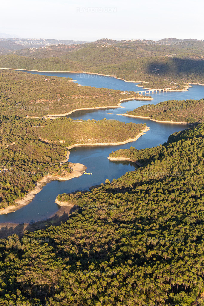 Aerial view: Reservoir: Lac Cassien - Faience in Montauroux in the state Var, France. – Photo: IMG_129506.jpg taken on 09/18/2021 by Werner Riehm/FLY-FOTO.com – Resolution of the original: 3648 x 5472 px