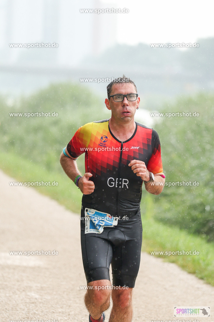 LUR_1291 | 34. M-net Erlanger Triathlon 2025 #erlangertriathlon  #mnettriathlon2025 #mnettriathlon #team #olympischedistanz #mitteldistanz #triathlon #maindonaukanal  #erlangertriathlon2025 #yourpictrs #tv1848 #tv1848erlangen  #triathlonbayern #sportinerlangen #demsportverbunden #sportshot_your_pictrs Copyright: www.sportshot.de