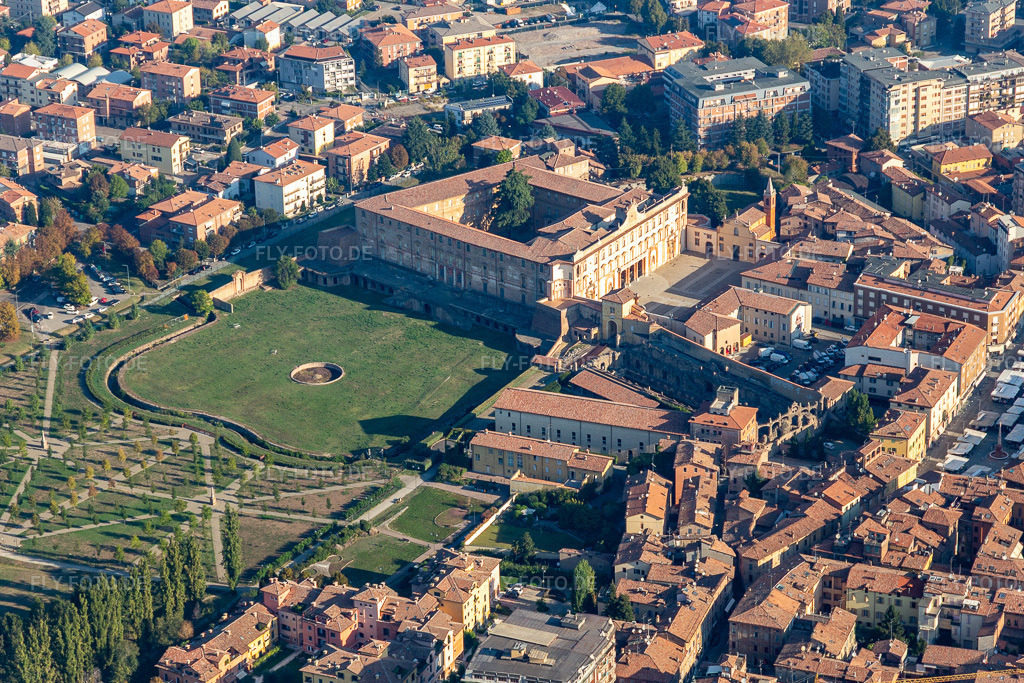 Luftbild: Parco Ducale, Giardini Ducali und Palazzo Ducale in Sassuolo im Bundesland Modena in Italien. – Foto: IMG_134944.jpg vom 20.09.2022 durch Werner Riehm/FLY-FOTO.de – Auflösung des Originals: 5157 x 3438 px – Comune di Sassuolo - Comune di Sassuolo – Visit Sassuolo – Sassuolo, La città da scoprire. Guida di Sassuolo. – Palazzo Ducale - Gallerie Estensi