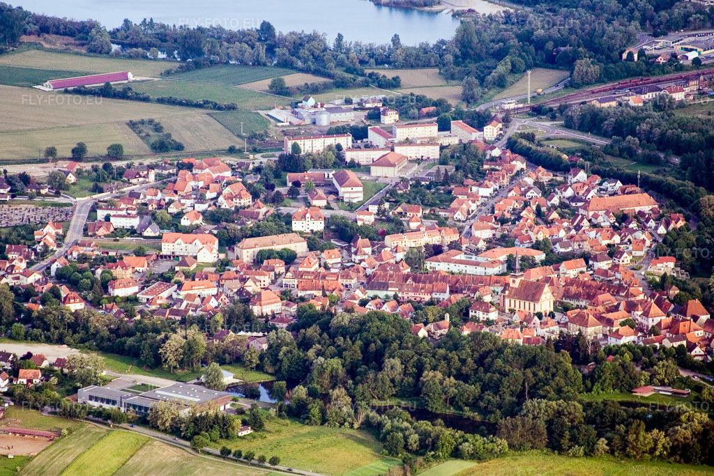 Vue aérienne: Vue de la ville à Lauterbourg dans le département Bas Rhin, France. Photo: IMG_2376.jpg prise le 04/06/2006 par Werner Riehm/FLY-FOTO.euRésolution de l'original: 3456 x 2304 px