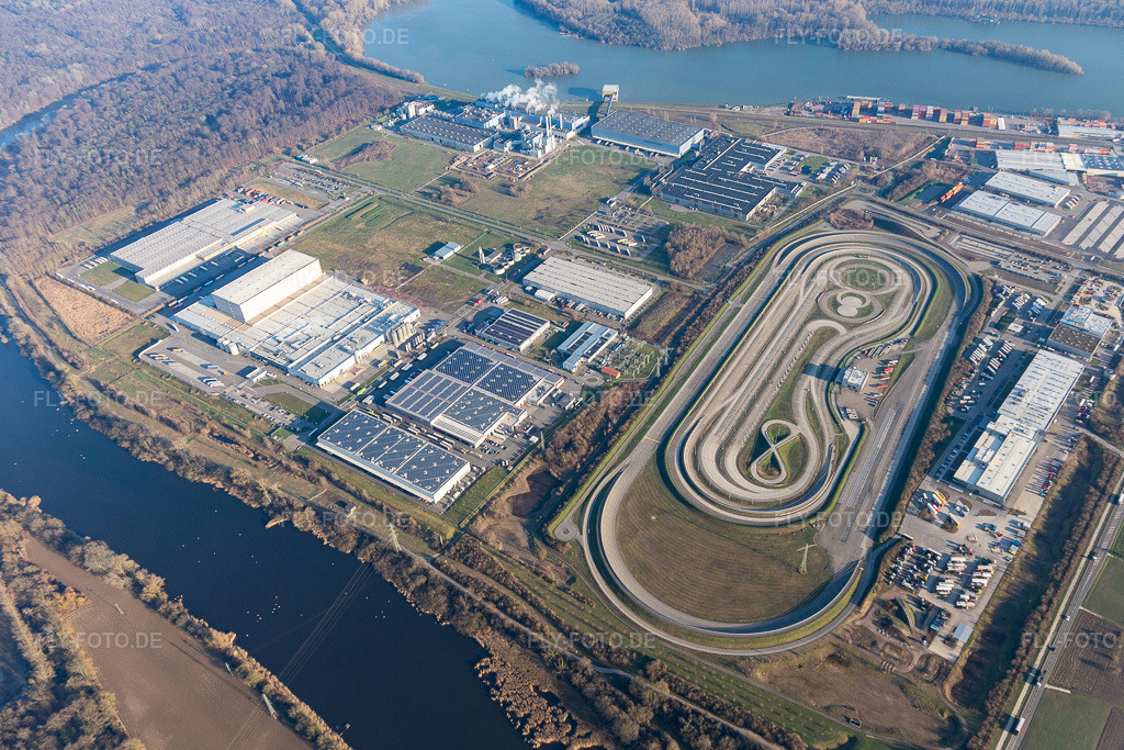 Luftbild: LKW-Teststrecke des Daimler LKW-Werks im Industriegebiet Wörth-Oberwald mit den Firmen Europack GmbH, MEG GmbH, Netto, Papierfabrik Palm GmbH & Co. KG und NUSS-Unternehmensgruppe in Wörth am Rhein im Bundesland Rheinland-Pfalz in Deutschland. Foto: IMG_120061.jpg vom 07.02.2020 durch Werner Riehm/FLY-FOTO.de