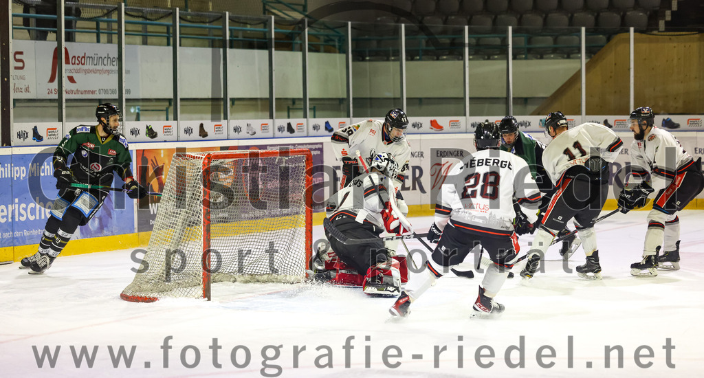 2022-09-30_060_TSV_Erding_gegen_EV_Dingolfing | Erding, Deutschland, 30.09.2022:
Eishockey, Bayernliga 2022 / 2023, Testspiel, TSV Erding gegen EV Dingolfing, Endergebnis: 3:4

Florian Zimmermann (Erding Gladiators, #5), Torwart Dennis Jedrus (EV Dingolfing, #1), William Theberge (EV Dingolfing, #28), Oliver Wawrotzki (EV Dingolfing, #11)

Foto: Christian Riedel / fotografie-riedel.net