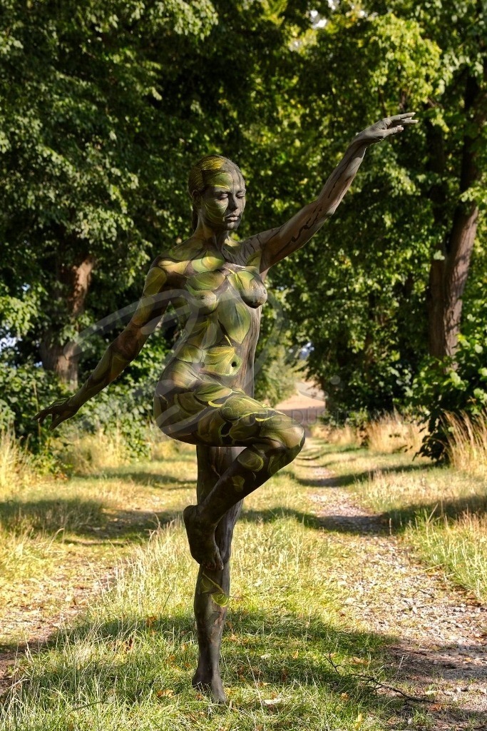 NatureArt-LINDENALLEE_3552b2 | Auf einem Bein | #002 | Modell: Tatjana Heinz | Foto: Tschiponnique Skupin - Realisiert mit Pictrs.com