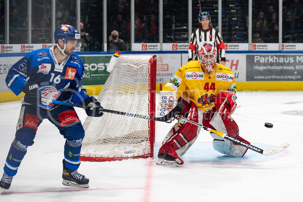 Playoffs: ZSC Lions - EHC Biel-Bienne | 04.04.2022, Zurich, Hallenstadion, Playoffs: ZSC Lions - EHC Biel-Bienne, #44 Torhüter Dmitry Shikin (Biel) fixiert den Puck, links #16 Marcus Krüger (ZSC). - Realisiert mit Pictrs.com