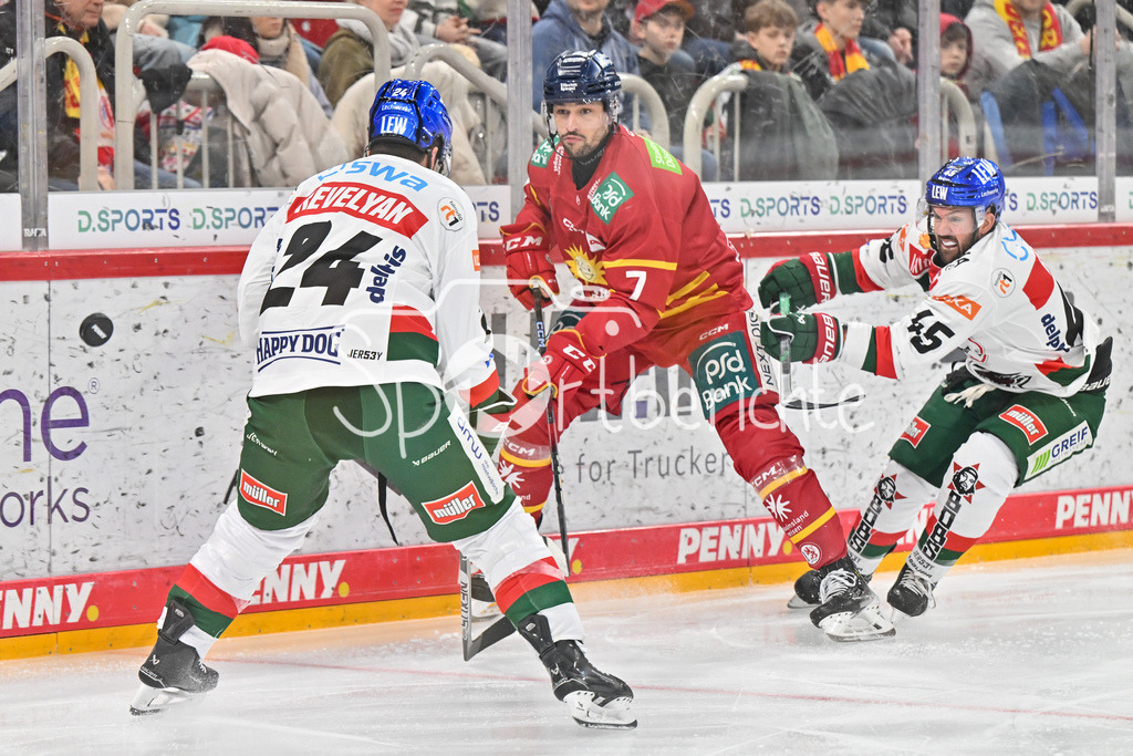 Düsseldorfer EG - Augsburger Panther | v. l. T. J. TREVELYAN (Augsburger Panther #24) / Sinan AKDAG (Duesseldorfer EG 7) und Jason BAST (Augsburger Panther #45) / Zweikampf / DEL: Duesseldorfer EG - Augsburger Panther, PSD Bank Dome am 22.12.2024
