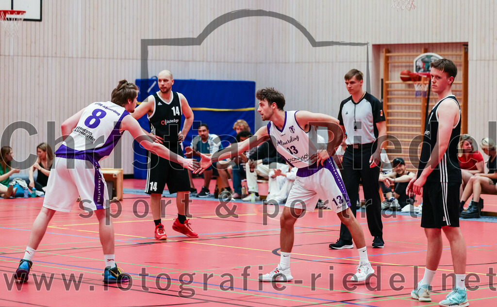 2022-05-15_062_SpVgg_Altenerding_gegen_TSV_Muenchen-Forstenried | Erding, Deutschland, 15.05.2022:
Basketball, Bezirksliga 2021 / 2022, Play-Offs, SpVgg Altenerding gegen TSV München-Forstenried, Endergebnis: 55:57

Kristof Vadasz (SpVgg Altenerding, #8), Jonah Timothy Richardson (SpVgg Altenerding, #13), Christian Lippach (TSV München-Forstenried, #7)

Foto: Christian Riedel / fotografie-riedel.net