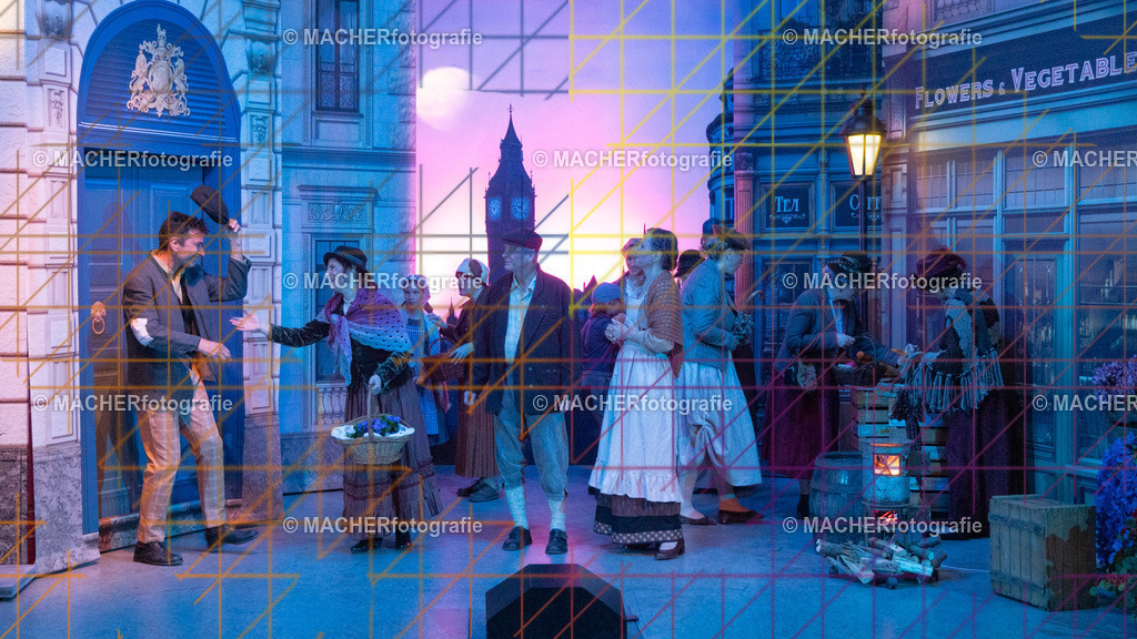 050_MFL-2025 | Portraitbilder von Regisseur; Darsteller; Techniker; Maske; Kostüme; Chor; Musiker; Bilderserie der Generalprobe und der Premierenvorstellung, Szenenbilder; Ausdrucksstudien; Bühnenüberblick; Bühnenkulissen; Pressefotos inkl. Redaktionsfoto Darstellergruppe.