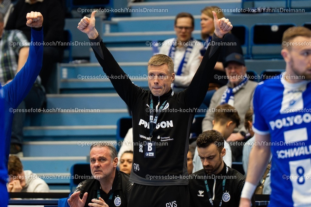 xYDR22022501041 | 22.02.2025, xydrx, Handball, 1.HBL, VFL Gummersbach - Rhein-Neckar-Löwen, Schwalbe-Arena: Gudjon Valur Sigurdsson (Cheftrainer VFL Gummersbach) jubelnd