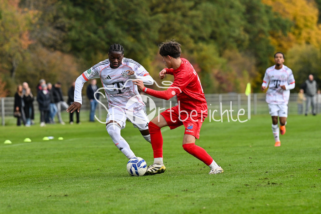 SpVgg Unterhaching U19 - FC Bayern München U19 | Im Duell Uzorchukwu Frank EGWUATU (FC Bayern München 7) und Moritz BRONNER (SpVgg Unterhaching U19 17) / Zweikampf / U19 DFB Nachwuchsliga: SpVgg Unterhaching - FC Bayern München; Sportschule Oberhaching am 18.10.2025
