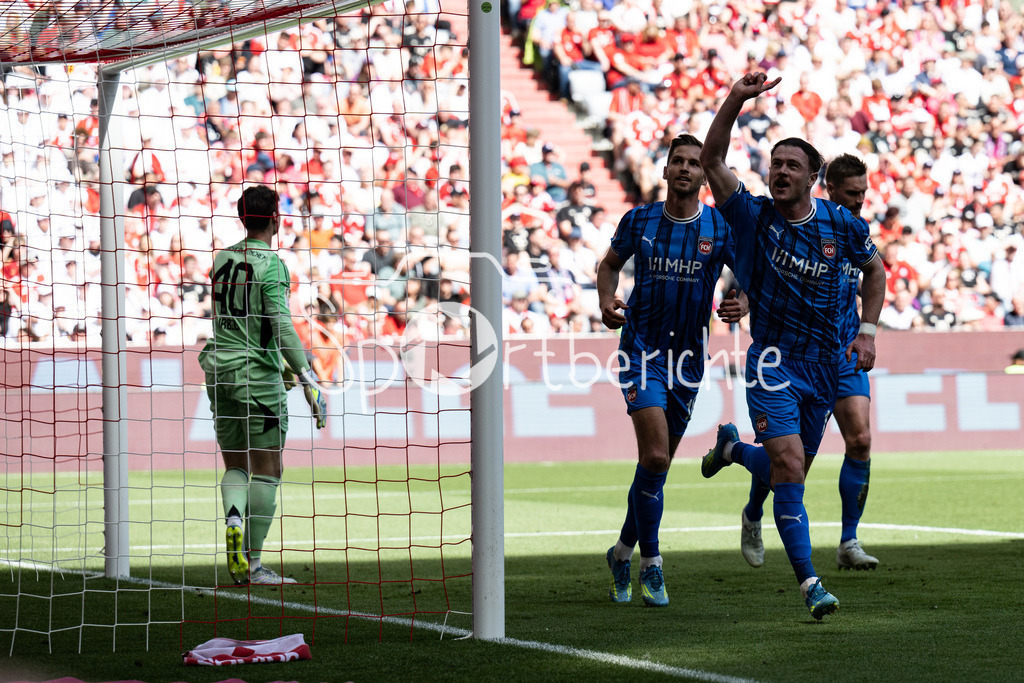 FC Bayern München - 1. FC Heidenheim | MUNICH, GERMANY - 02. MAI: Jubel der Gäste nach dem Treffer zum 0-1 durch Budu ZIVZIVADZE (1. FC Heidenheim 11) während dem Bundesligamatch zwischen dem FC Bayern München und dem 1. FC Heidenheim am 32. Spieltag in der Allianz Arena / DFL REGULATIONS PROHIBIT ANY USE OF PHOTOGRAPHS AS IMAGE SEQUENCES AND/OR QUASI-VIDEO