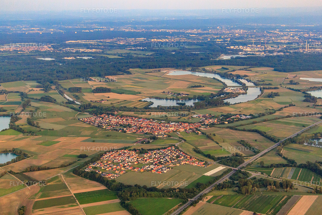 Luftbild: Dorfansicht am Althrein aus Norden in Neupotz im Bundesland Rheinland-Pfalz in Deutschland.Foto: IMG_66486.jpg vom 30.05.2014 durch Werner Riehm/FLY-FOTO.deAuflösung des Originals: 4584 x 3056 px