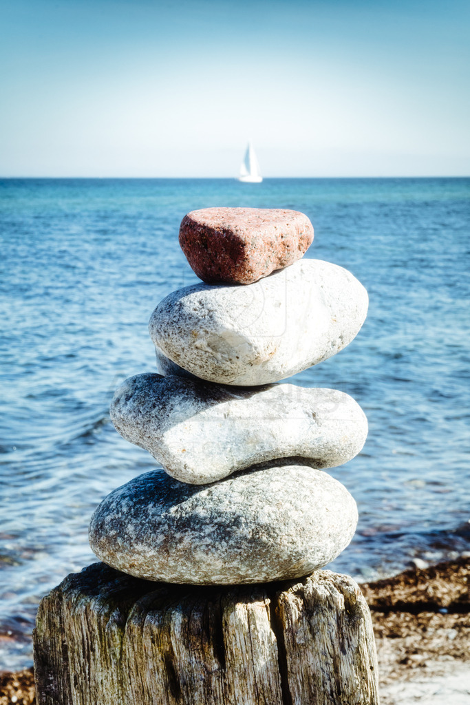 Maritimes Stilleben | Steinturm an der Ostsee mit Segelboot - Realisiert mit Pictrs.com