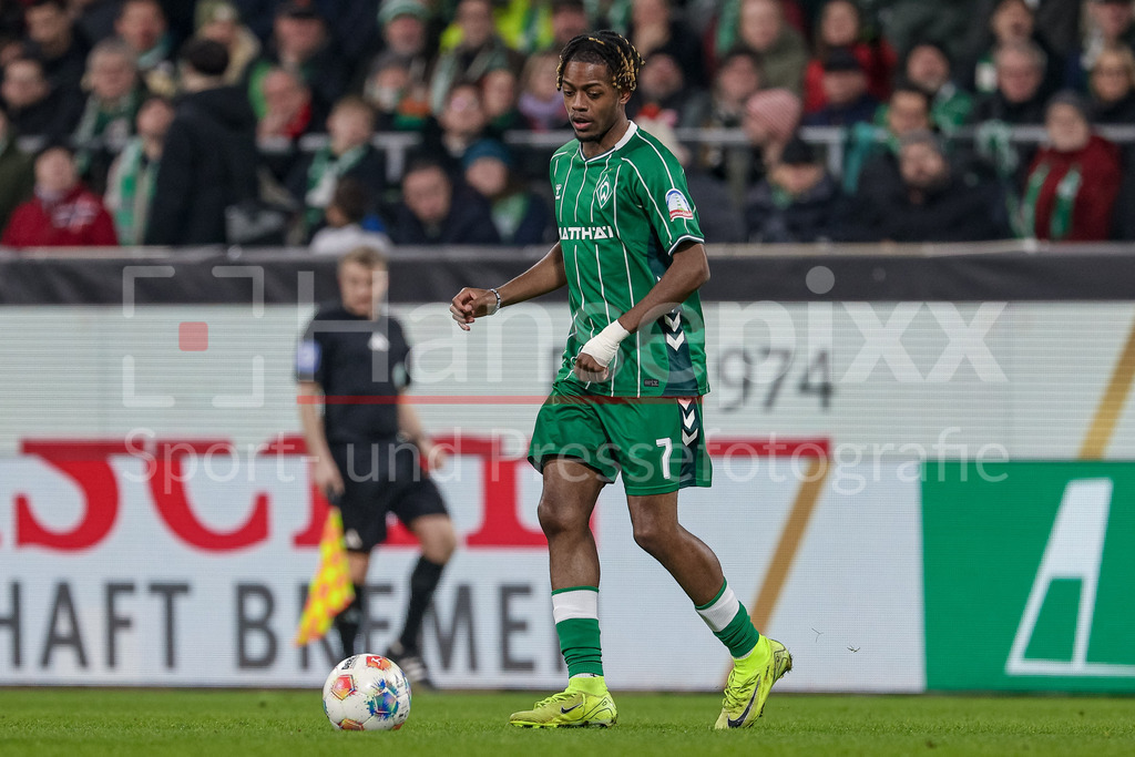 Fussball, Bundesliga, SV Werder Bremen - 1. FC Köln | Samuel Mbangula (SV Werder Bremen, 7) am Ball, Einzelbild, Ganzkörper, Aktion, Action, Spielszene, DIE DFL-RICHTLINIEN UNTERSAGEN JEGLICHE NUTZUNG VON FOTOS ALS SEQUENZBILDER UND/ODER VIDEOÄHNLICHE FOTOSTRECKEN. DFL REGULATIONS PROHIBIT ANY USE OF PHOTOGRAPHS AS IMAGE SEQUENCES AND/OR QUASI-VIDEO.
