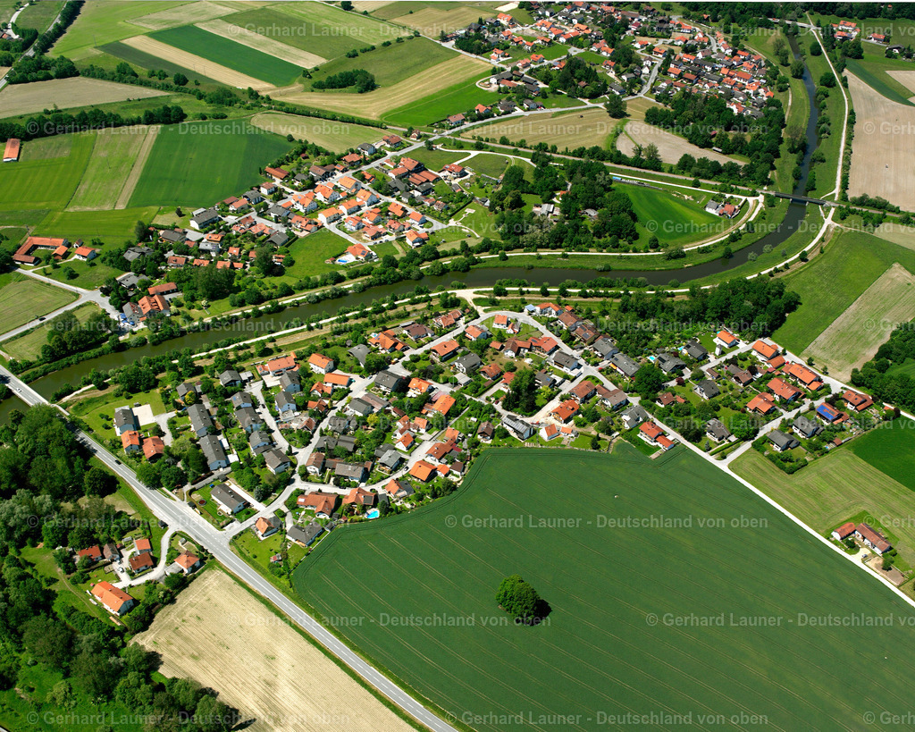 2600679 | KRONBERG 09.06.2006 Landwirtschaftliche Nutzflächen und Feldgrenzen  umsäumen das Siedlungsgebiet des Dorfes in Kronberg im Bundesland Bayern, Deutschland // Agricultural land and field boundaries surround the settlement area of the village  in Kronberg in the state Bavaria, Germany Foto: Gerhard Launer