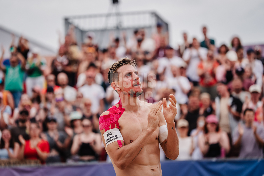 Beachvolleyball | Männer | Allianz German Beach Tour 2025 | Tourstop Bremen | 15.06.2025 | Bennet Poniewaz verabschiedet sich vom Publikum nach dem letzten Spiel seiner Karriere