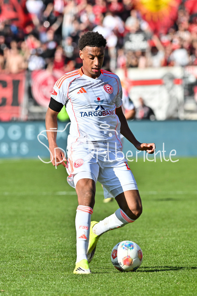 1. FC Nürnberg - Fortuna Düsseldorf | NUREMBERG, GERMANY - 07. MARCH:  am Ball Sima SUSO (Fortuna Düsseldorf 46) / Einzelfoto / Freisteller während dem Match zwischen dem 1. FC Nürnberg und Fortuna Düsseldorf am 25. Spieltag der 2. Bundesliga im Max Morlock Stadion / DFL REGULATIONS PROHIBIT ANY USE OF PHOTOGRAPHS AS IMAGE SEQUENCES AND/OR QUASI-VIDEO