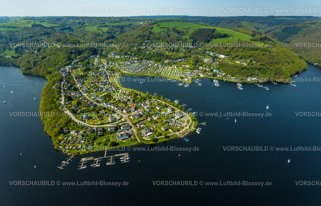 Simmerath240501963Rursee | Luftbild, Campingplatz Woffelsbach und Wohngebiet Ortsteil Woffelsbach in hügeligem Waldgebiet, Fluss Rur und Rursee mit Segelbooten, Bootsanlegestellen, Nordeifel Nationalpark Eifel, Woffelsbach, Simmerath, Nordrhein-Westfalen, Deutschland