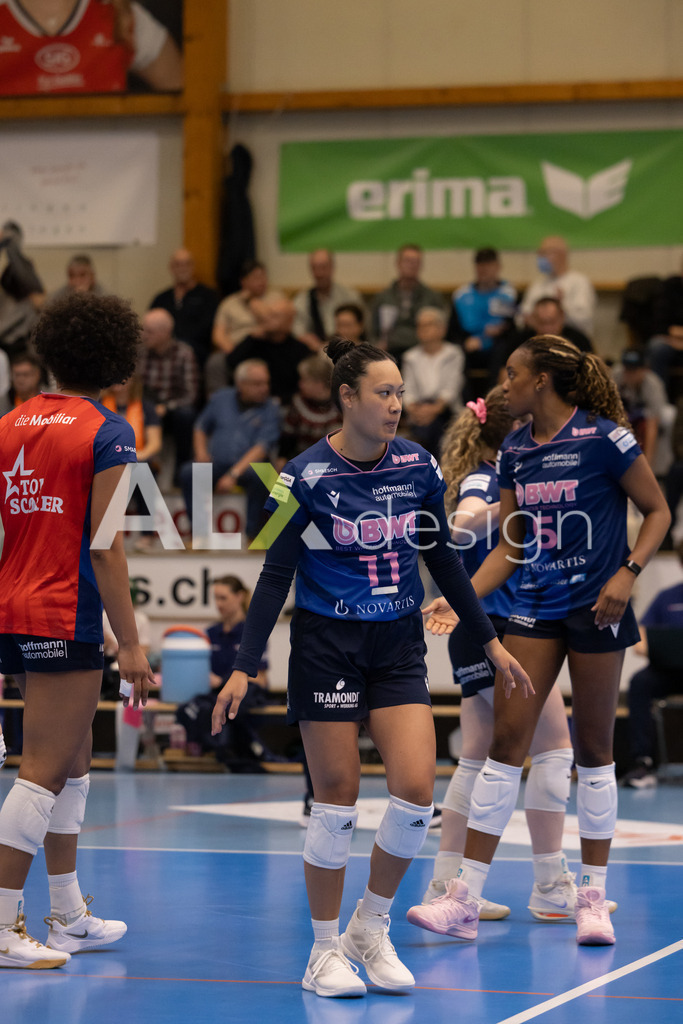 Volleyball I Frauen I Saison 2025-2026 I Volleyball NLA | Women I 1/2 Finals I  VC Kanti Schaffhausen - Sm'Aesch Pfeffingen I 07.03.2026 | 11 Mita Uiato (USA) (Sm'Aesch Pfeffingen) – Zuspiel - Realisiert mit Pictrs.com