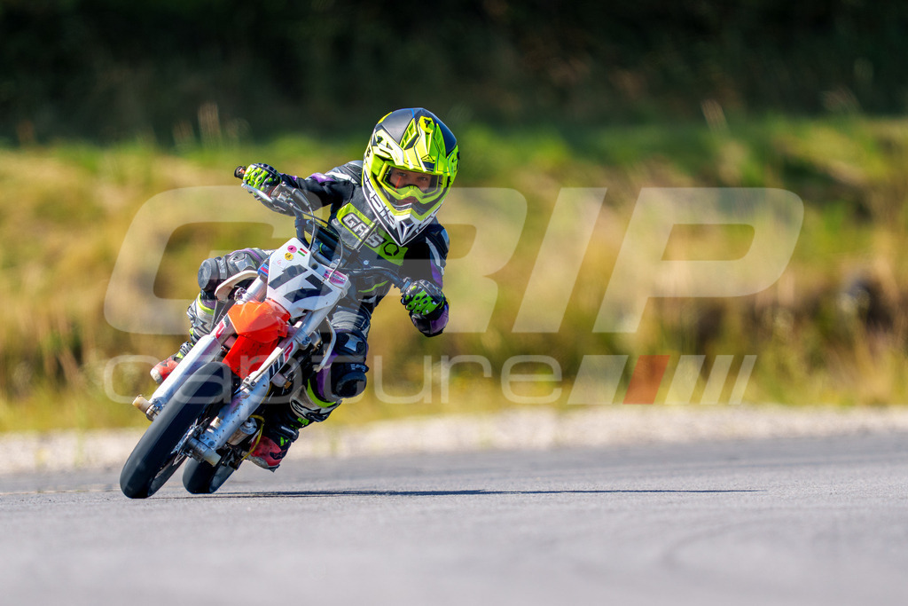 SuperMoto_Staatsmeisterschaft_Fuglau-natural-431 | GRIPcapture steht für authentische Sportfotografie in Österreich – für Momente, die mehr sind als Geschwindigkeit oder Ergebnis. Es geht um Emotion, Spannung, Fokus und den Augenblick, der oft nur einen Wimpernschlag dauert.Ob Motorsport, Teamsport oder 
