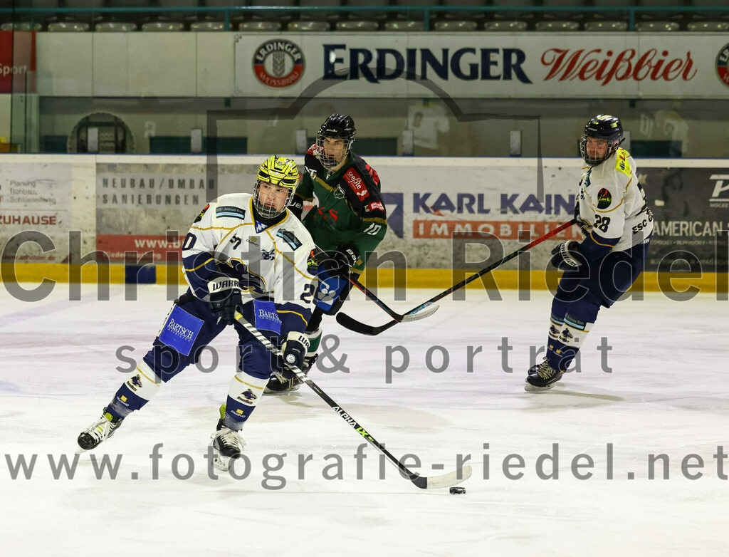 2022-11-26_071_TSV_Erding_gegen_ESC_Geretsried | Erding, Deutschland, 26.11.2022:
Eishockey, Bayernliga U20 2022 / 2023, xx. Spieltag, TSV Erding gegen ESC Geretsried, Endergebnis: 5:3

Luis Huber (ESC Geretsried, #20), Ryan Finn Henke (Erding Gladiators, #10), Martin Sanner (ESC Geretsried, #28)

Foto: Christian Riedel / fotografie-riedel.net