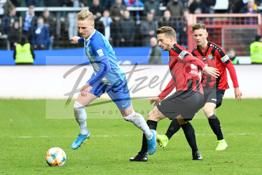 20200201_MEPCHE_0091 | Fußball, Herren: Willi Evseev (SV Meppen) und Maximilian Oesterhelweg (Chemnitzer FC) im Zweikampf waehrend des Spiels der 3. Liga zwischen SV Meppen und Chemnitzer FC in der Haensch-Arena am 01.02.2020 in Meppen, Deutschland. DFB / DFL REGULATIONS PROHIBIT ANY USE OF PHOTOGRAPHS AS IMAGE SEQUENCES AND/OR QUASI-VIDEO. - Realisiert mit Pictrs.com