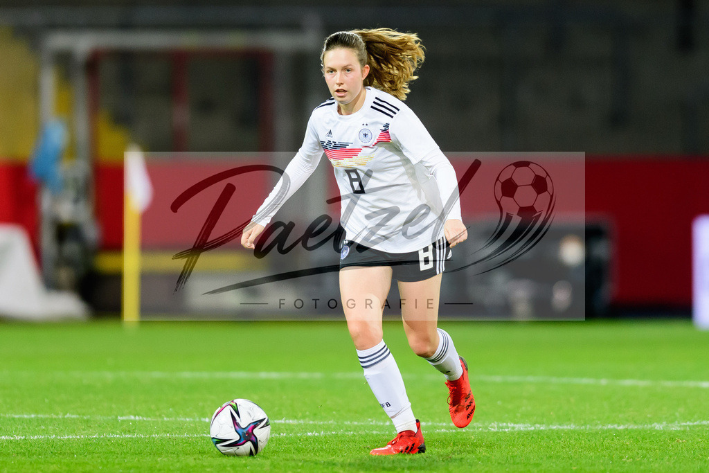 GERTUR20211126_131 | Fussball, Frauen: Jana Feldkamp (Germany) in Aktion, am Ball, Einzelaktion bei dem Spiel der WM-Qualifikation zwischen Deutschland und Tuerkei im Eintracht-Stadion am 26.11.2021 in Braunschweig, Deutschland. - Realisiert mit Pictrs.com
