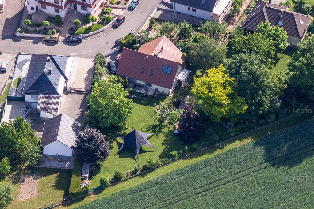 Vue aérienne: Rue des Violettes à Schleithal dans le département Bas Rhin, France. Photo: IMG_131737.jpg prise le 22/05/2022 par Werner Riehm/FLY-FOTO.eu – Résolution de l'original: 3009 x 2006 px