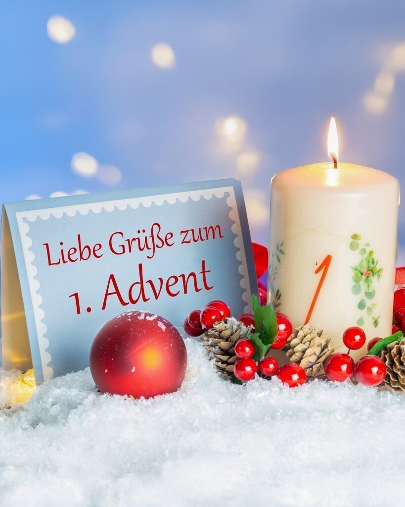 Adventsgrüße für Instagram im empfohlenen Seitenverhältnis 4:5 | Grußkarte mit hinzugefügtem Text LIEBE GRÜSSE ZUM 1. ADVENT neben einer Adventskerze und weihnachtliche Dekoration - Realisiert mit Pictrs.com