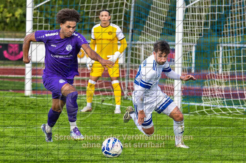 20261010_154935_0618-Bearbeitet_(c)_by_PhotoPeet | Kevin Gromer (1.FC Eislingen #22)1.FC Eislingen (weiß) vs. TSV Bernhausen (lila), Fussball, Landesliga 2 - wfv, 11. Spieltag, Saison 2026/2027, Rasenplatz, Eichbachstation, Haldenstraße, 73054 Eislingen, 10.10.2026 - 15:30 Uhr,Foto: PhotoPeet / Sport- &amp; Eventfotografie / Peter Harich