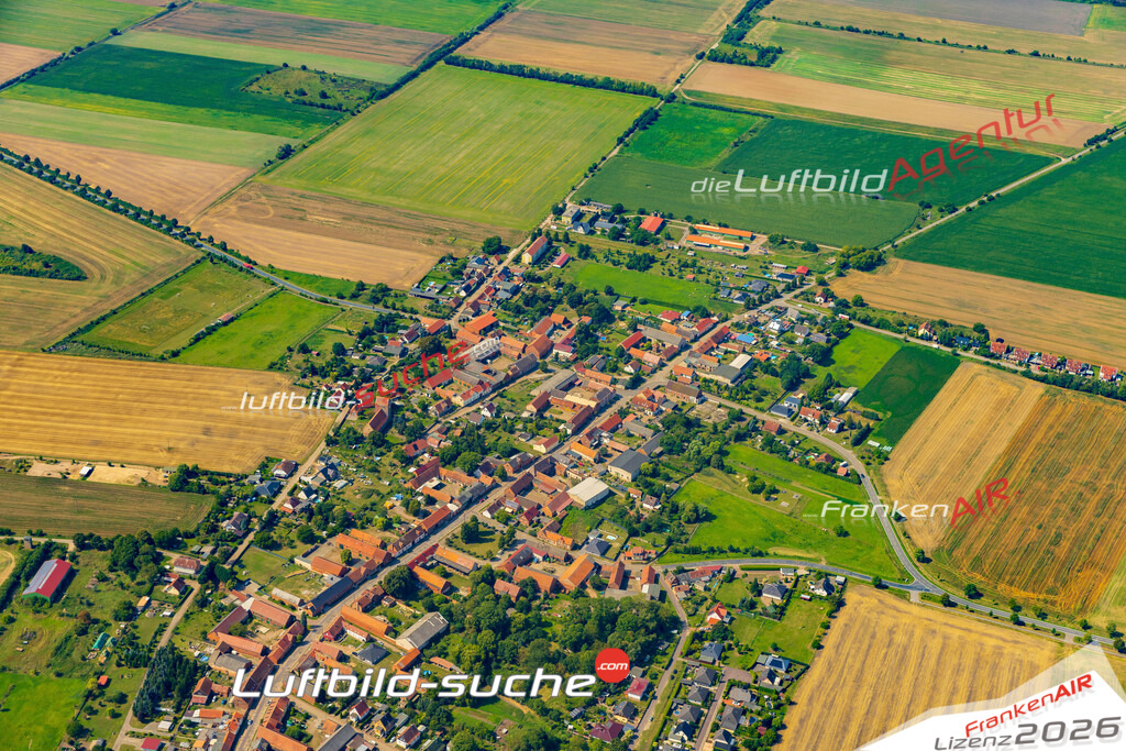Luftaufnahme Heeren Stendal - Die Luftaufnahme wurde 2025 vom UL-Flugzeug heraus erstellt ( ohne Drohne ) - Hochauflösende Luftaufnahme - für professionelle Ausdrucke geeignet. Die Geschenkidee !Mit Lizenz und Bildrechte bestellbar