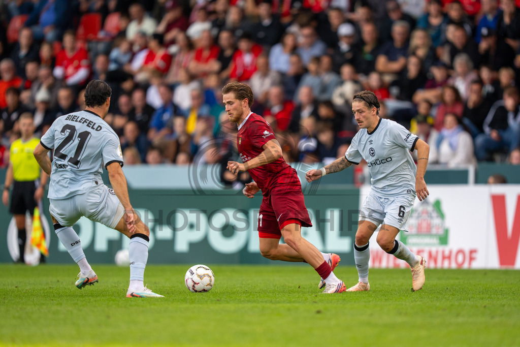 SG Sonnenhof Großaspach vs. Arminia Bielefeld, Fussball, DFB-Pokal, 1. Runde, 22.08.2026 | Tim Rossmann (SG Sonnenhof Großaspach, #11),SG Sonnenhof Großaspach vs. Arminia Bielefeld, Fussball, DFB-Pokal, 1. Runde, 22.08.2026,DFB regulations prohibit any use of photographs as image sequences and/or quasi-video