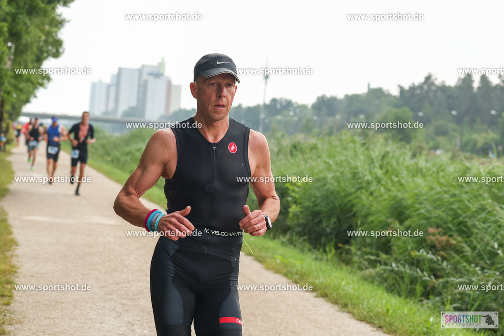 LUR_1698 | 34. M-net Erlanger Triathlon 2025 #erlangertriathlon  #mnettriathlon2025 #mnettriathlon #team #olympischedistanz #mitteldistanz #triathlon #maindonaukanal  #erlangertriathlon2025 #yourpictrs #tv1848 #tv1848erlangen  #triathlonbayern #sportinerlangen #demsportverbunden #sportshot_your_pictrs Copyright: www.sportshot.de