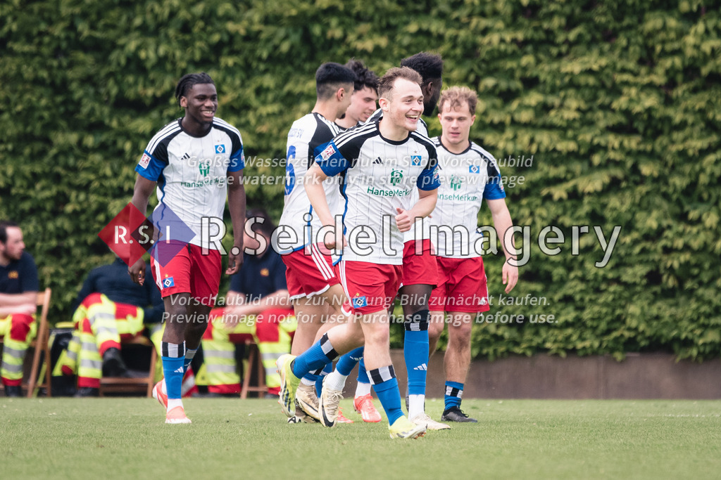 RS-1-045810 | Arlind Ibrahim Rexhepi (#11, HSV II) und seine Mitspieler freuen sich über den Anschlusstreffer