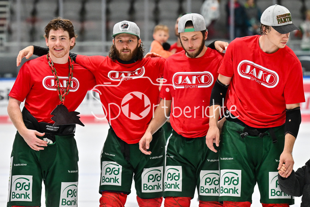 Augsburger Panther - Iserlohn Roosters | Die Augsburger Panther feiern zusammen mit ihren Fans den Heimsieg gegen Iserlohn / Penny DEL: Augsburger Panther - Iserlohn Roosters; Curt Frenzel Stadion am 21.09.2025 / im Bild Kyle MAYHEW (Augsburger Panther 27), Anthony LOUIS (Augsburger Panther #18), Riley DAMIANI (Augsburger Panther #19) und Tim WOHLGEMUTH (Augsburger Panther 33)