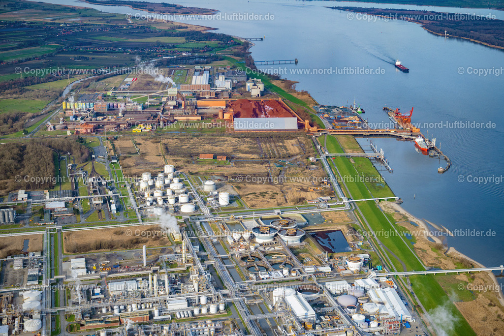 Stade_Bützfleth_LNG_Terminal_Baustelle_ELS_3496040223 | STADE 04.02.2023 Baustellen zum Ausbau der Wasserbrücke mit Leitungssystemen des LNG Erdgas und Flüssiggas- Terminal und Entladekai und AOS Raffinerie- Werksgelände an der Straße Am Seehafen im Ortsteil Bützfleth in Stade im Bundesland Niedersachsen, Deutschland. Weiterführende Informationen bei: AOS Aluminium Oxid Stade GmbH,  Dow Deutschland Anlagengesellschaft mbH,  Hafenbetriebs GmbH & Co. KG,  Hanseatic Energy Hub GmbH. // Construction site of Water bridge with line systems of the LNG natural gas and liquid gas terminal and unloading quay and AOS Raffinerie- Werksgelaende on street Am Seehafen in the district Buetzfleth in Stade in the state Lower Saxony, Germany. Further information at: AOS Aluminium Oxid Stade GmbH,  Dow Deutschland Anlagengesellschaft mbH,  Hafenbetriebs GmbH & Co. KG,  Hanseatic Energy Hub GmbH. Foto: Martin Elsen