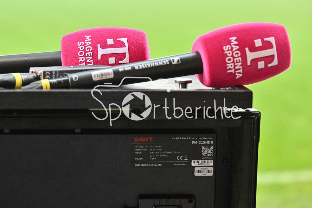 FC Bayern München Frauen - SG Eintracht Frankfurt Frauen | Magentasport / Mikrofon / Magenta Sport / Mikrophon / TV / Telekom / Live / Symbolbild / Google Pixel Frauen Bundesliga: FC Bayern Muenchen - Eintracht Frankfurt, FC Bayern Campus am 04.11.2024