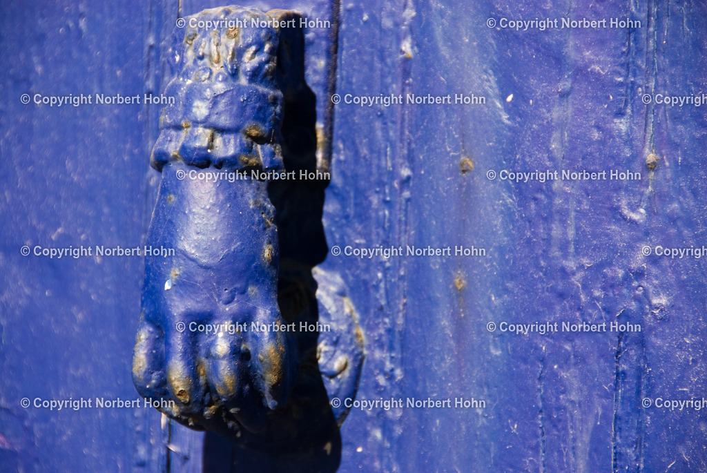 Reisefotografie - Griechenland - Milos | Türklopfer im Bergdorf Plaka auf der Kykladeninsel Milos. - Realisiert mit Pictrs.com