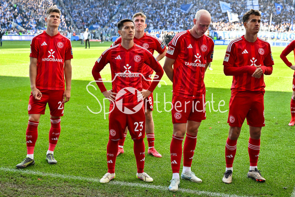 1. FC Magdeburg - Fortuna Düsseldorf | Die Spieler der Fortuna versammeln sich nochmal vorm Gaesteblock und bedanken sich bei den mitgereisten Fans / 2. Bundesliga: 1. FC Magdeburg - Fortuna Duesseldorf, Avnet-Arena am 18.05.2025 / DFL REGULATIONS PROHIBIT ANY USE OF PHOTOGRAPHS AS IMAGE SEQUENCES AND/OR QUASI-VIDEO /  Danny SCHMIDT (Fortuna Duesseldorf 22), Shinta APPELKAMP (Fortuna Duesseldorf 23), Isak Bermann JOHANNESSON (Fortuna Duesseldorf 8), Valgeir Lunddal FRIDRIKSSON (Fortuna Duesseldorf 12) und Giovanni HAAG (Fortuna Duesseldorf 6)