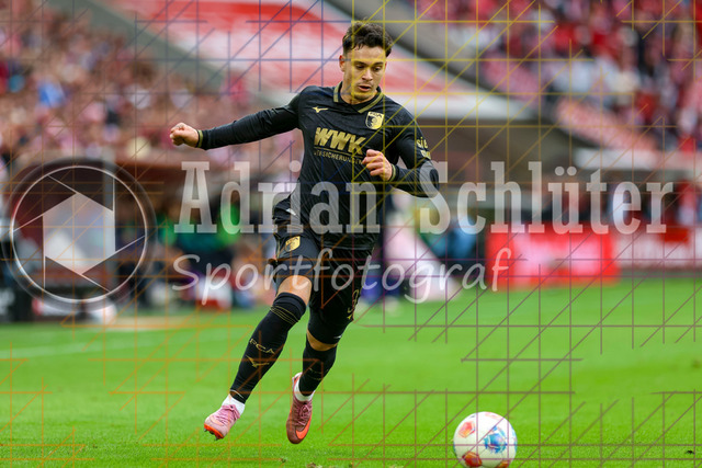 1. FC Köln vs FC Augsburg - 1. Bundesliga  | Köln, Deutschland, 18.10.25:   Fabian Rieder (FC Augsburg) in Aktion am Ball, Einzelaktion waehrend des Spiels der 1. Bundesliga zwischen  1. FC Köln vs FC Augsburg im RheinEnergieStadion(Foto von Brauer-Fotoagentur / Adrian Schlueter)