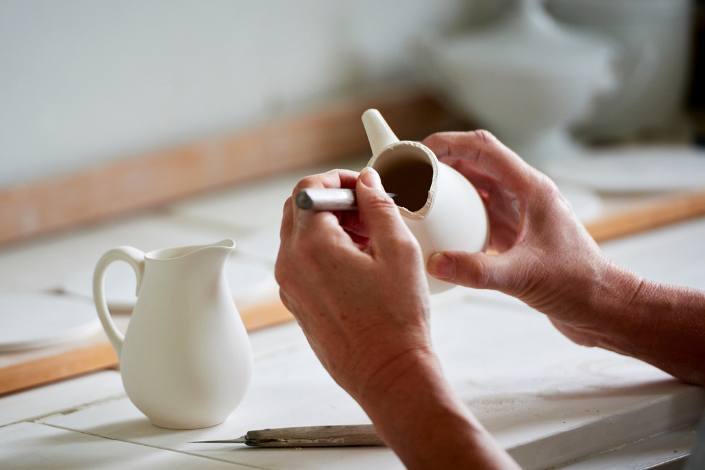 Wiener Porzellanmanufaktur Augarten | Wien, Austria - July 17, 2017: Wiener Porzellanmanufaktur Augarten, Bearbeitung einer kleinen Porzellan Milchkanne. - Realisiert mit Pictrs.com