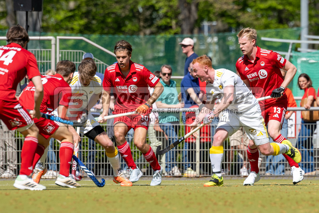 SFE_20250412_0059 | Köln, Deutschland, 12.04.2025:  Hockey 1. Bundesliga Herren Rot-Weiss Köln - Harvestehuder THC im KTHC Stadion Rot-Weiss Köln Tennis and Hockey Club am 12.04.2025 in Köln, Deutschland. (Foto von Stephan Fehrmann)Köln, Germany, 12.04.2025: Hockey 1. Bundesliga Herren Rot-Weiss Köln - Harvestehuder THC in KTHC Stadion Rot-Weiss Köln Tennis and Hockey Club at 12.04.2025 in Köln, Deutschland. (Foto from Stephan Fehrmann)