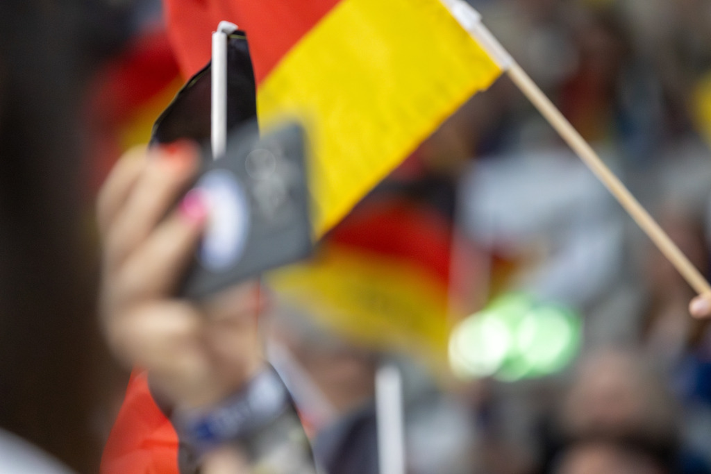 Nahaufnahme von Fahnen schwenkenden deutschen Fans | Nahaufnahme von Fahnen schwenkenden deutschen Fans - Realisiert mit Pictrs.com