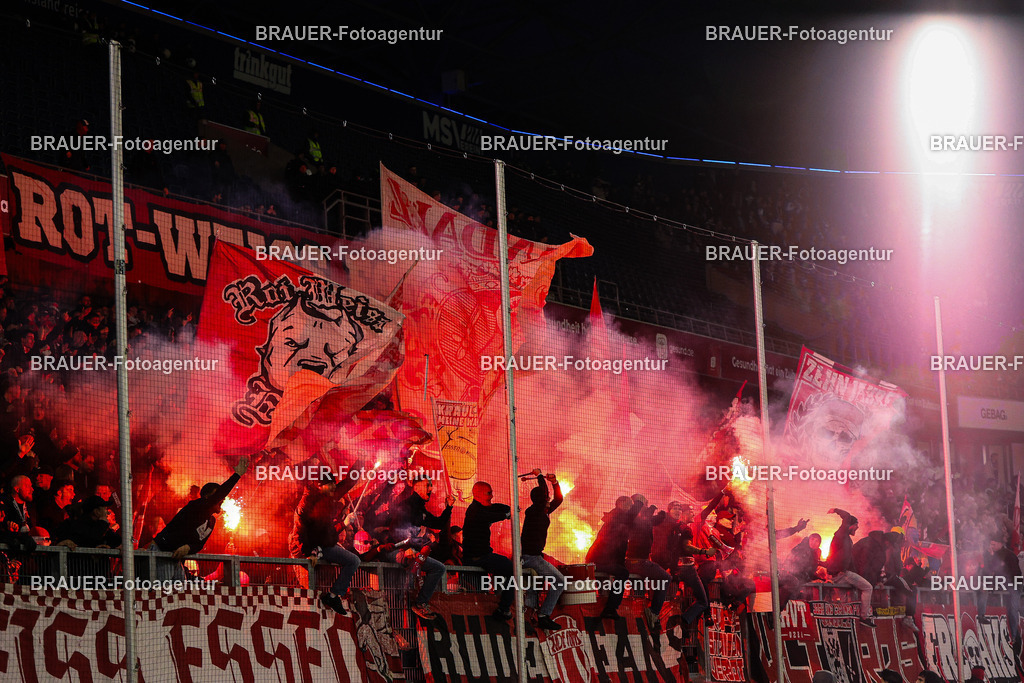 MSV Duisburg - Rot-Weiss Essen  | Duisburg, Deutschland, 26.10.2025 Fans von Rot-Weiss Essen zünden Pyro im Fanblock  während des 3.Liga Spiels zwischen MSV Duisburg und Rot-Weiss Essen in der Schauinsland-Reisen-Arena am 26.10.2025 in Duisburg (Foto von Timo Bluhmki-Schmidt/ Brauer Fotoagentur