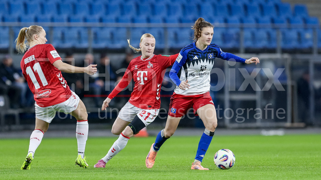 Fussball, Google Pixel Frauen-Bundesliga, Hamburger SV - 1. FC Köln | v.li.: Pauline Bremer (1. FC Köln, 11), Anna Gerhardt (1. FC Köln, 21) und Lotta Wrede (Hamburger SV, 32) im Zweikampf, Duell, Dynamik, Aktion, Action, Spielszene, DIE DFB-RICHTLINIEN UNTERSAGEN JEGLICHE NUTZUNG VON FOTOS ALS SEQUENZBILDER UND/ODER VIDEOÄHNLICHE FOTOSTRECKEN. DFB REGULATIONS PROHIBIT ANY USE OF PHOTOGRAPHS AS IMAGE SEQUENCES AND/OR QUASI-VIDEO.